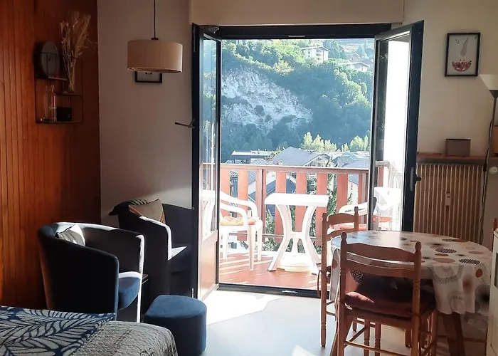 Central Studio Ideal For Hikers Or Skiers